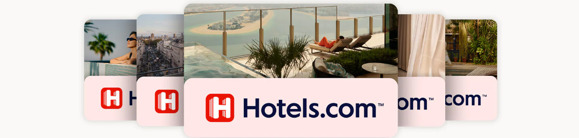 Une pile de cartes superposées représentant diverses scènes d'hôtels de luxe et le logo de Hotels.com.